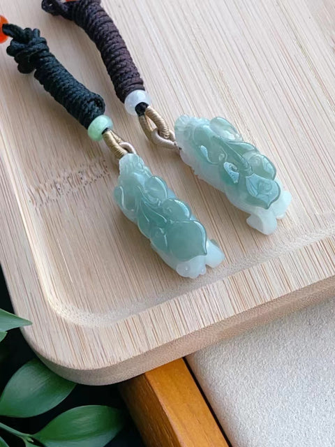 Batu giok alami Pixi Pendant Giok bersih, halus dan hangat dengan warna yang indah Ukuran 34,5 * 12,4 mm Tebal 13 mm Sudah termasuk pajak pengiriman.