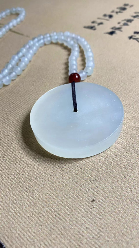 Kancing Kuba Jade Blizzard alami untuk kedamaian dan kebahagiaan Ukuran 49,6 * 8,6 mm Jade yang lembut dan hangat Termasuk ongkos kirim dan pajak.