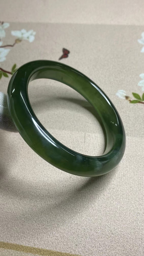 Gelang Bahan Fine Jade 180 Ukuran 57-59mm Ukuran 58.3mm Lebar Sisi 12.5mm Batu giok ini terbentuk secara alami dan polanya acak Sudah termasuk pajak pengiriman.