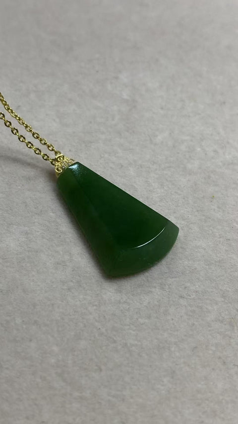 Liontin Perdamaian dan Keselamatan: Liontin giok Hetian yang indah, liontin nephrite dengan gesper emas 18 karat, dimensi: 30 x 17 mm, termasuk biaya pengiriman dan pajak.