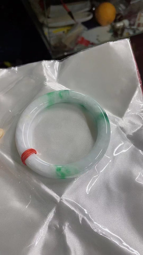 Gelang Jadeite Alami Bahan Pit Tua Dasar halus dan hangat Gaya elegan dan elegan Ukuran 56.8mm Batu giok terbentuk secara alami Pola acak Sudah termasuk pajak pengiriman.