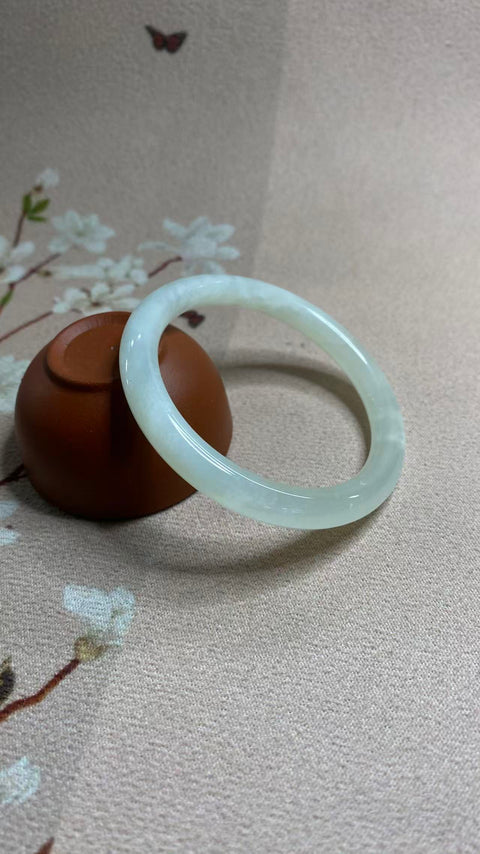 Gelang giok Xiuyan yang indah, diameter dalam: 51 mm, ketebalan pita: 8 mm. Semua batu terbentuk secara alami. Harga sudah termasuk ongkos kirim dan pajak.