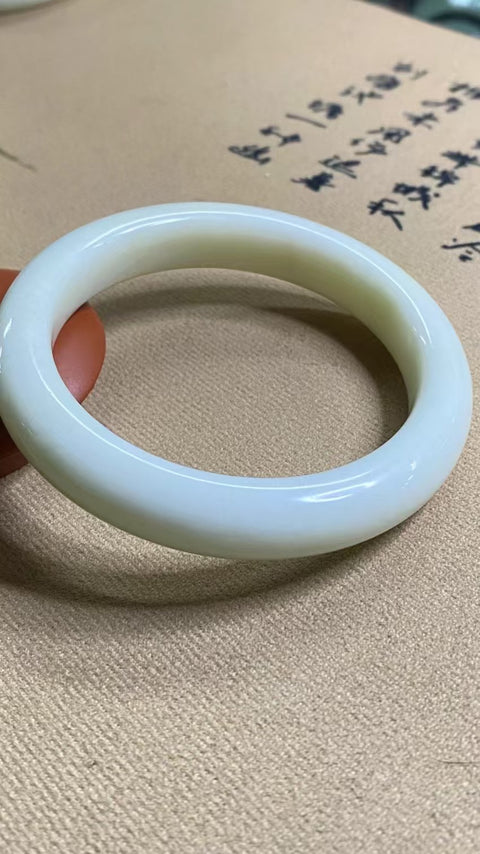 Gelang Cahaya Bulan Putih Giok Cui Giok Alami Ukuran 62-64mm Ukuran 63.3mm Lebar Sisi 12.7mm Giok semuanya terjadi secara alami Pola acak termasuk pajak pengiriman