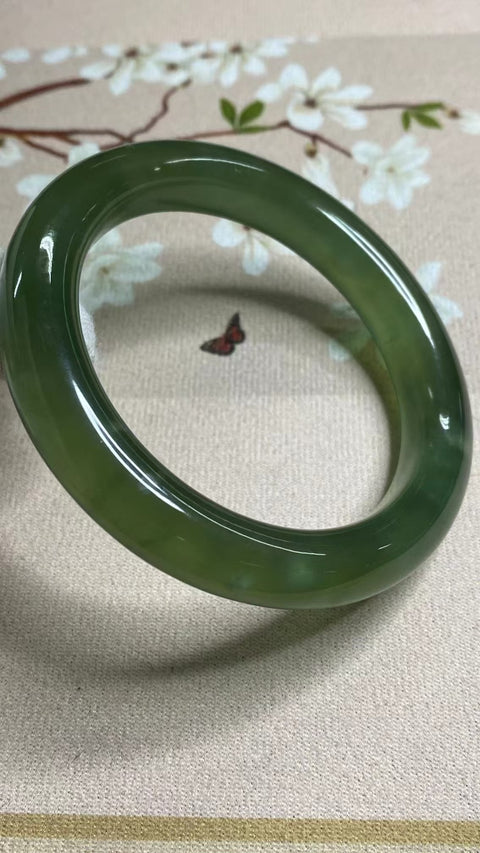 Gelang Giok Giok Terapung Hijau Penuh Giok Cui Alami Ukuran 59-61mm Ukuran 60.5mm Lebar Samping 12.3mm Giok ini terbentuk secara alami Pola acak Termasuk ongkos kirim dan pajak.