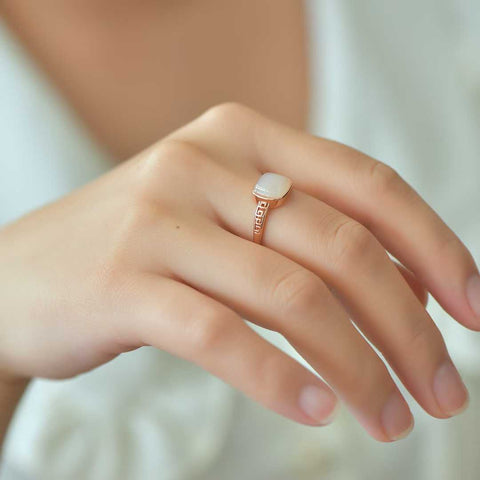 Cincin Giok Hetian Alami yang terbuat dari perak 925, giok yang bersih, halus dan hangat, gaya baru, ukuran 8 * 8mm, sudah termasuk ongkos kirim dan pajak.