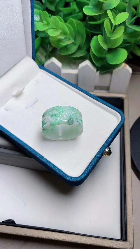 Jadeite Trigger Finger alami, penuh air, bunga hijau yang indah, ukuran 2.2, gaya yang indah, sudah termasuk pajak pengiriman.