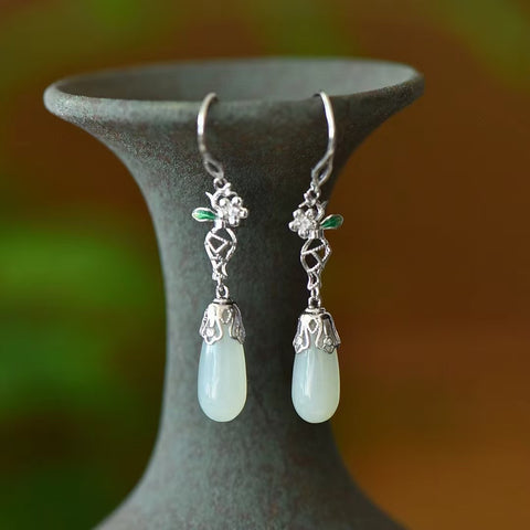 2881 Anting Enamel Bunga Plum Giok Hetian Giok Alami Ukuran 7 * 18mm Giok halus dan hangat, dan gayanya indah.