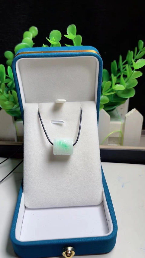 Jadeite alami liontin manik-manik transit Jade bersih, halus dan hangat Ukuran 1,5 * 1,4 Gaya sederhana dan murah hati Biaya pengiriman dan pajak sudah termasuk