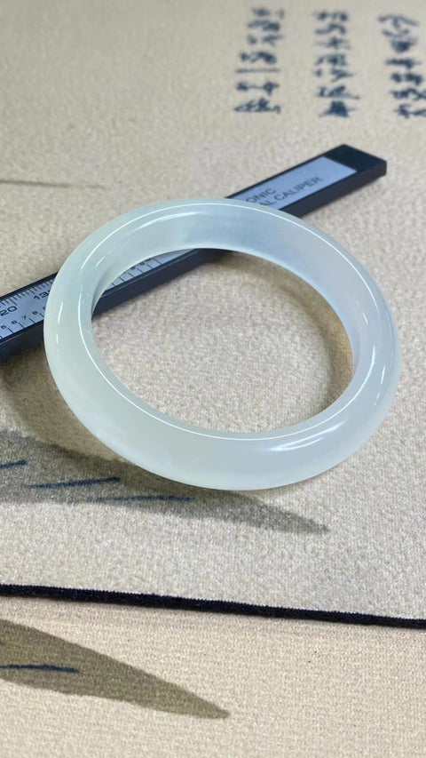 Gelang Cahaya Bulan Putih Giok Cui Giok Alami Ukuran 54-56mm Ukuran 55.6mm Lebar 12.2mm Giok bersih dan baik-baik saja Sudah termasuk pajak pengiriman.