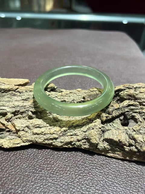 Gelang Es Tinggi Giok Cui Giok Alami Bahannya jernih dan halus Ukuran 55,2 mm Giok ini terbentuk secara alami Polanya acak & sudah termasuk pajak pengiriman