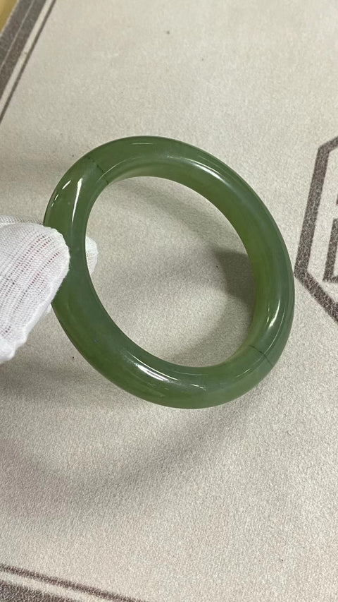 Gelang Giok Ciu Alami Ukuran 58-60mm Ukuran 59.7mm Lebar Sisi 11.8mm Giok terjadi secara alami Pola acak Pengiriman dan pajak sudah termasuk.