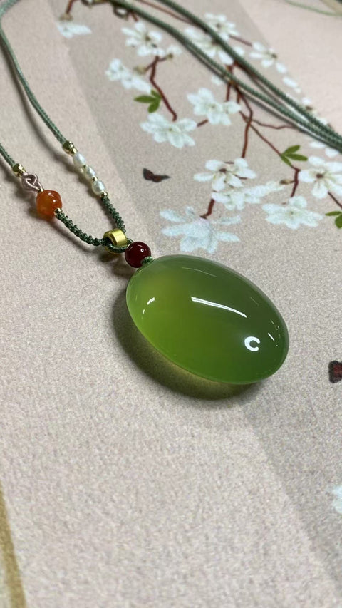 Keberuntungan Selalu: Liontin Giok Xiuyan Indah (Hijau Penuh), Ukuran: 41 x 30 x 13,5 mm, termasuk biaya pengiriman dan pajak.