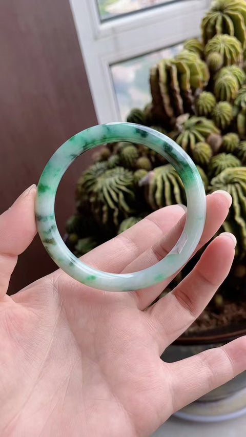 Gelang barang dari batu giok alami Ukuran 55mm Bahan lubang tua Gaya klausul kecantikan Penuh dengan air Batu giok adalah pola yang terjadi secara alami acak Termasuk pajak pengiriman