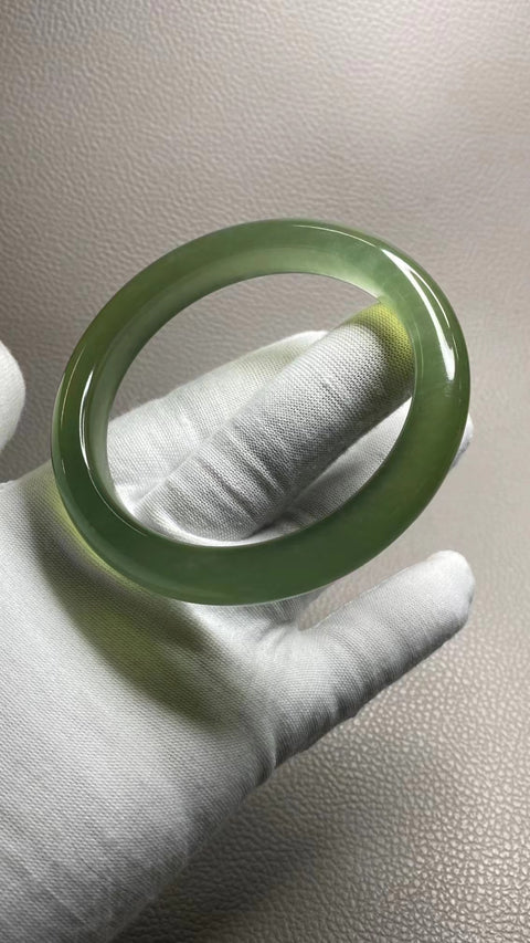 Kaliber gelang giok Cui alami yang cocok untuk ukuran 65-67mm Ukuran 66.5mm, lebar sisi 12.2mm Giok terjadi secara alami Pola acak termasuk pajak pengiriman