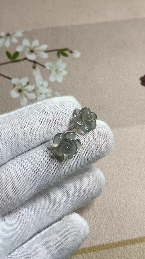 Anting-anting Giok Cui Giok Abu-Abu Mawar Es Alami yang terbuat dari perak 925 Ukuran 14mm Giok yang halus dan hangat Sudah termasuk pajak pengiriman