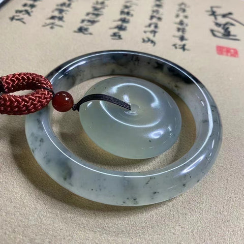 Gelang Set Tinta Giok Cui Alami + Liontin & nbsp; Ukuran 60.4mm Lebar Samping 12.5mm & nbsp; Gesper Damai Ukuran 42 * 12mm Batu giok semuanya terbentuk secara alami dan polanya acak Sudah termasuk pajak pengiriman.