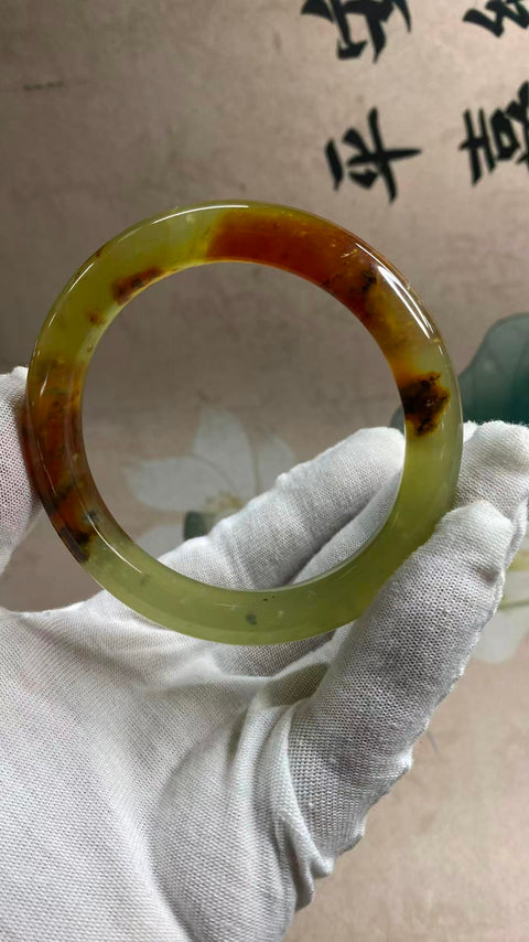 Gelang giok Xiuyan bermotif bunga yang indah, diameter dalam: 61 mm, lebar samping: 11 mm. Semua batu terbentuk secara alami. Biaya pengiriman dan pajak sudah termasuk.