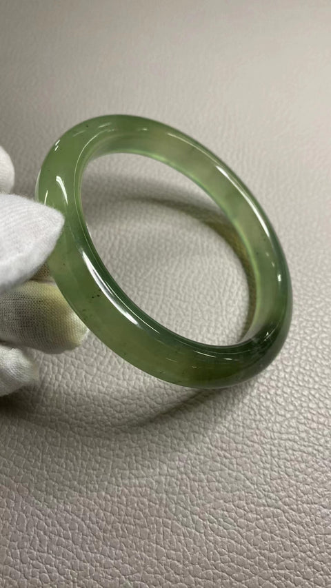 Gelang Warna Musim Semi Giok Cui Giok Alami & nbsp; Ukuran 63-65mm Ukuran 64.8mm Lebar Sisi 11.6mm Giok ini semuanya muncul secara alami Pola-polanya acak Termasuk ongkos kirim dan pajak