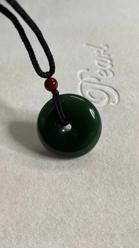 Giok Cui Giok Hijau Tua Liontin Ping An Ukuran 25.5 * 7.5mm Giok bersih, halus dan hangat Harga Detik Sudah termasuk ongkos kirim dan pajak.