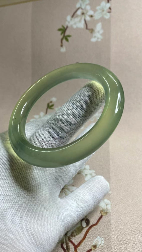 Gelang Hijau Es Giok Cui Giok Alami Ukuran 57-59mm Ukuran 58.7mm Lebar Sisi 10.6mm Giok terjadi secara alami Pola acak Pengiriman dan pajak sudah termasuk.