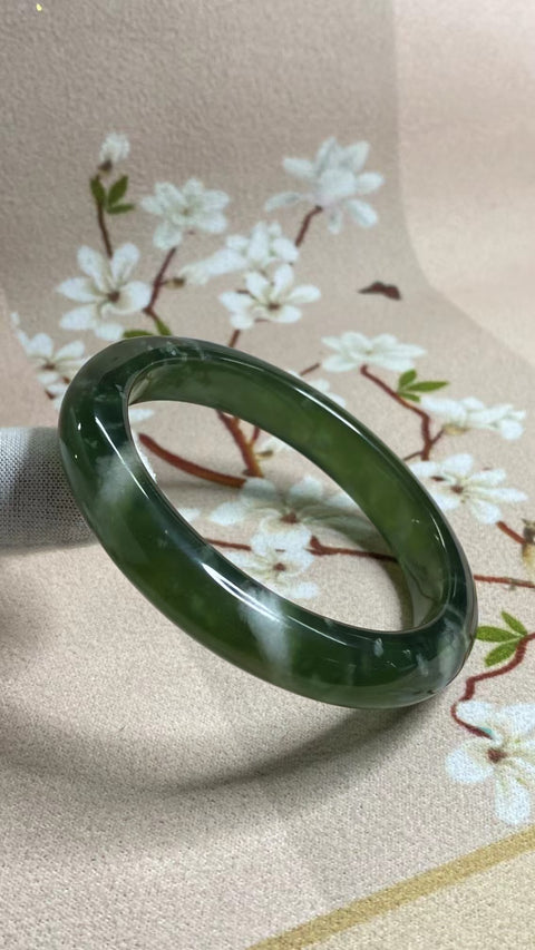 Gelang Bahan Giok Cui Alami 180 Ukuran Gelang 59-61mm Ukuran 60.3mm Lebar Sisi 11.8mm Giok terbentuk secara alami Pola acak Pengiriman dan pajak sudah termasuk.