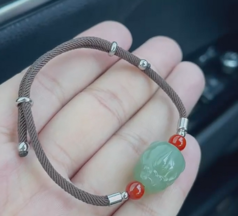 Gelang Pemberani Giok Hetian Alami Gelang gioknya bagus dan hangat, gayanya indah, diukir dengan tangan, sudah termasuk pajak pengiriman.