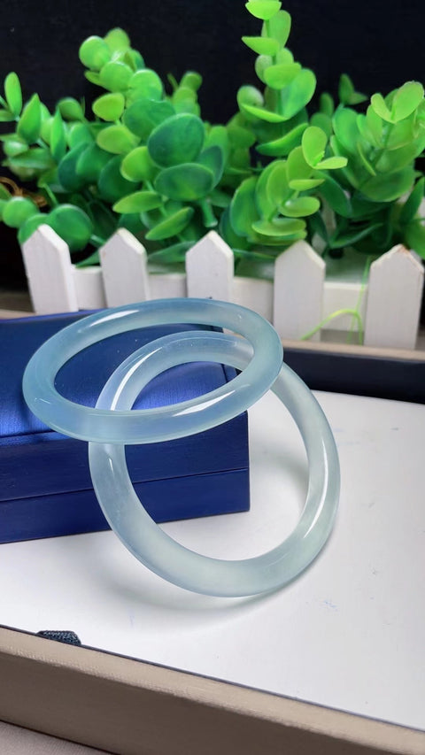 Gelang Giok Sutra Emas Alami Giok bersih, halus dan hangat Biru Muda Ukuran 54-55mm Giok semuanya terjadi secara alami Pola acak termasuk pajak pengiriman