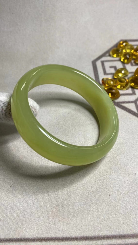 Gelang Tepi Lebar Batu Giok Cui Alami Ukuran 57-59mm Ukuran 58.2mm Lebar Tepi 17.2mm Batu giok terjadi secara alami Pola acak Pengiriman dan pajak sudah termasuk.