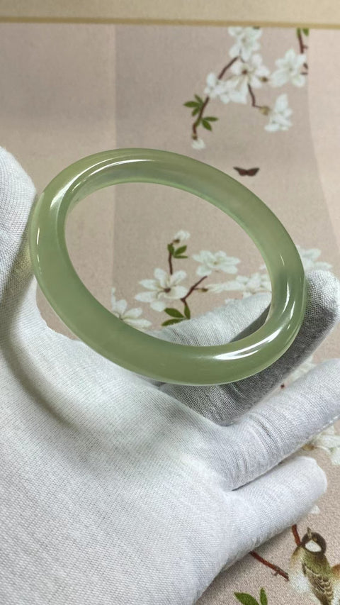 Gelang Hijau Es Giok Cui Giok Alami Ukuran 62-64mm Ukuran 63.4mm Lebar Sisi 10.6mm Giok terjadi secara alami Pola acak Pengiriman dan pajak sudah termasuk.