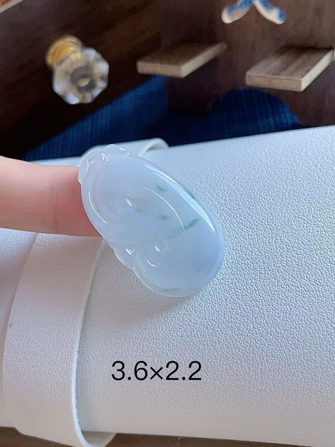Ruyi (sejenis tongkat kerajaan) giok alami, melambangkan keberuntungan dan kelancaran. Terbuat dari material tambang lama. Harga sudah termasuk ongkos kirim dan pajak.