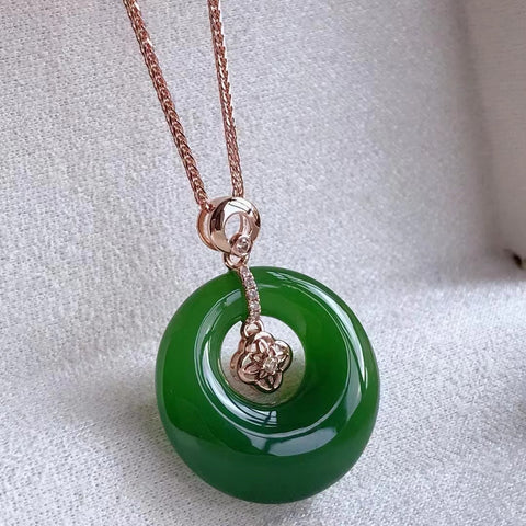 Kalung Gesper Perdamaian Jasper Alami Giok yang bersih, halus dan hangat dengan warna hijau cerah dengan pengaturan emas setebal 18 karat Ukuran 21mm Sudah termasuk pajak pengiriman.