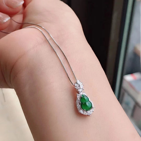 Kalung Giok Guatemala Alami Giok bersih, halus dan hangat Ukuran 7 * 9mm Pengiriman dan pajak sudah termasuk.