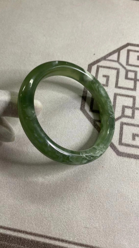 Gelang Hijau Zamrud Cui Giok Alami Ukuran 62-64mm Ukuran 63.8mm Lebar Sisi 12.8mm Giok terjadi secara alami Pola acak termasuk pajak pengiriman.