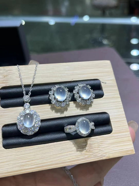 Set Kalung Giok Alami dari 925 Perak Giok bersih dan halus Ukuran 9 * 7mm Sudah termasuk ongkos kirim dan pajak.