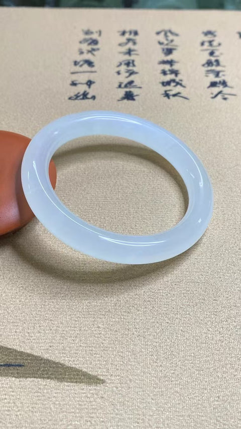 Gelang Cahaya Bulan Putih Giok Cui Giok Alami Ukuran 55-57mm Ukuran 56mm Lebar Sisi 10.1mm Giok terjadi secara alami Pola acak Pengiriman dan pajak sudah termasuk.