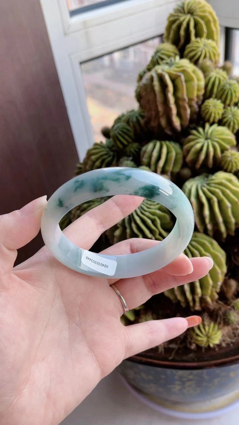 Gelang Jadeite Alami Gelang giok bersih, halus dan hangat Ukuran 59,3 mm Giok semuanya terjadi secara alami Pola acak termasuk pajak pengiriman