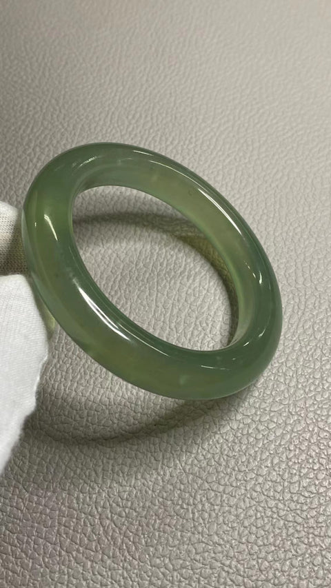 Gelang Es Giok Cui Giok Alami Ukuran 54-56mm Ukuran 55.5mm Lebar Sisi 12.1mm Giok ini semuanya terjadi secara alami Pola acak Pajak pengiriman sudah termasuk.