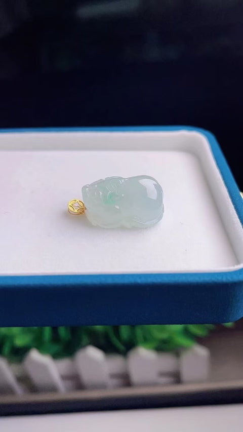 Giok Giok Pixi Pendant Jadeite alami yang lembut dan hangat, dengan kepala penuh air, terbuat dari emas 18 karat, ukuran 2,2 * 1,4 cm, sudah termasuk pajak pengiriman.