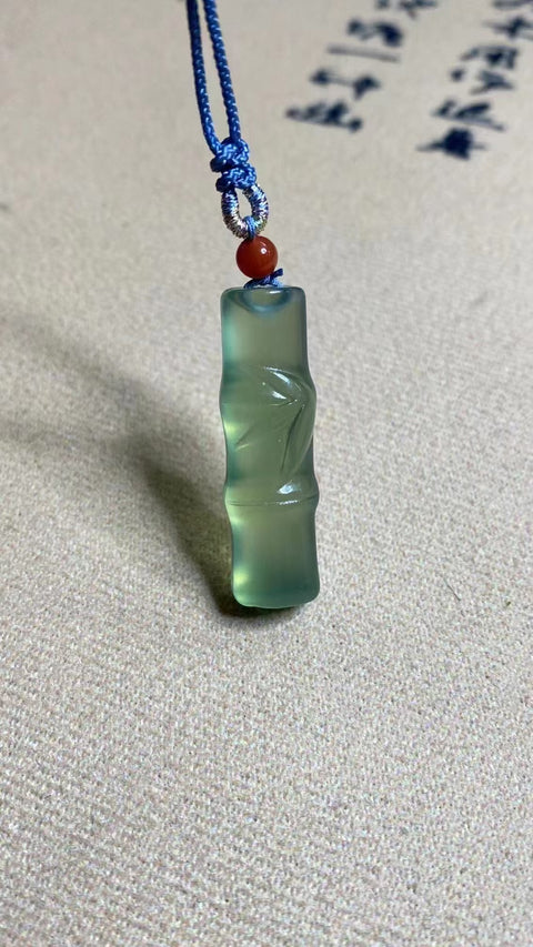 Liontin bambu giok halus dengan warna hijau neon, giok halus dan hangat, melambangkan kedamaian dan kemakmuran, ukuran 35 * 11mm, sudah termasuk ongkos kirim dan pajak.