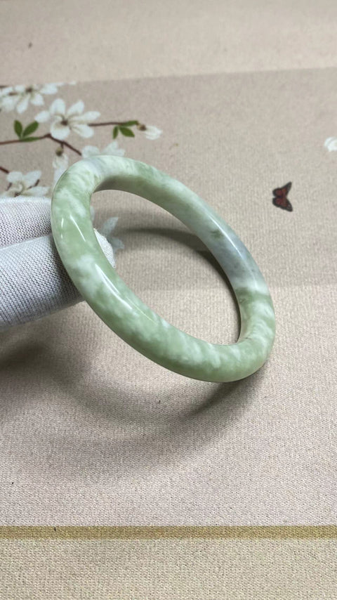 Gelang Giok Cui Fine Ukuran 58mm Ketebalan batang 9.9mm Giok terjadi secara alami Pola acak Termasuk ongkos kirim dan pajak