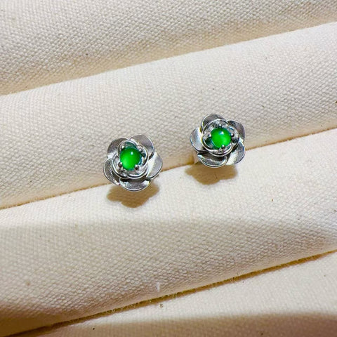 Anting-anting Bunga Camellia Jadeite Alami yang terbuat dari perak 925, ukuran sekitar 2,8 mm. Harga sudah termasuk pajak pengiriman