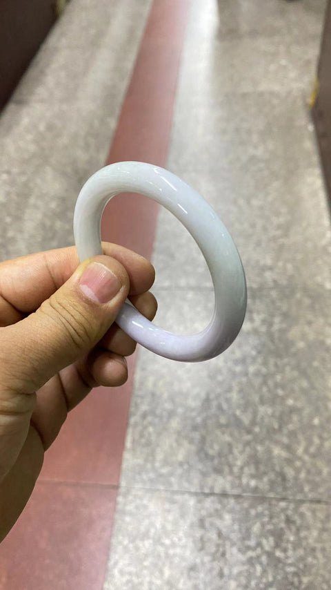 Gelang Jadeite Alami Ukuran 53.6mm Lebar Sisi 9.3mm Batu giok semuanya terjadi secara alami Pola acak termasuk pajak pengiriman