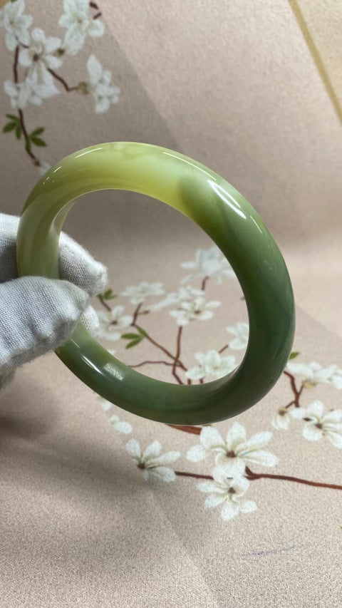 Gelang Giok Giok Bunga Giok Cui Alami Ukuran 62-64mm Ukuran 63.2mm Lebar Sisi 12.5mm Giok terjadi secara alami Pola acak Pengiriman dan pajak sudah termasuk.