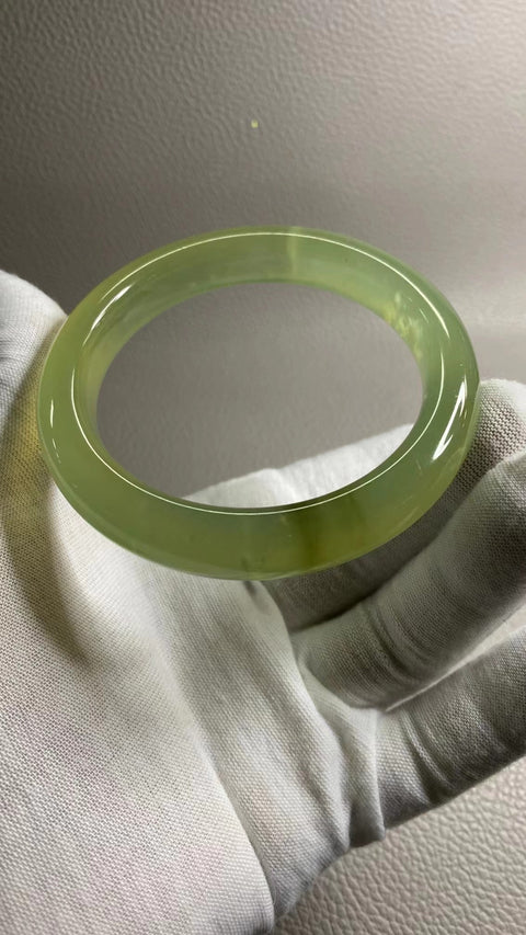 Gelang Halus Giok Cui Alami Ukuran 59-61mm Ukuran 60.3mm Lebar Sisi 12.6mm Giok terjadi secara alami Pola acak Pengiriman dan pajak sudah termasuk.