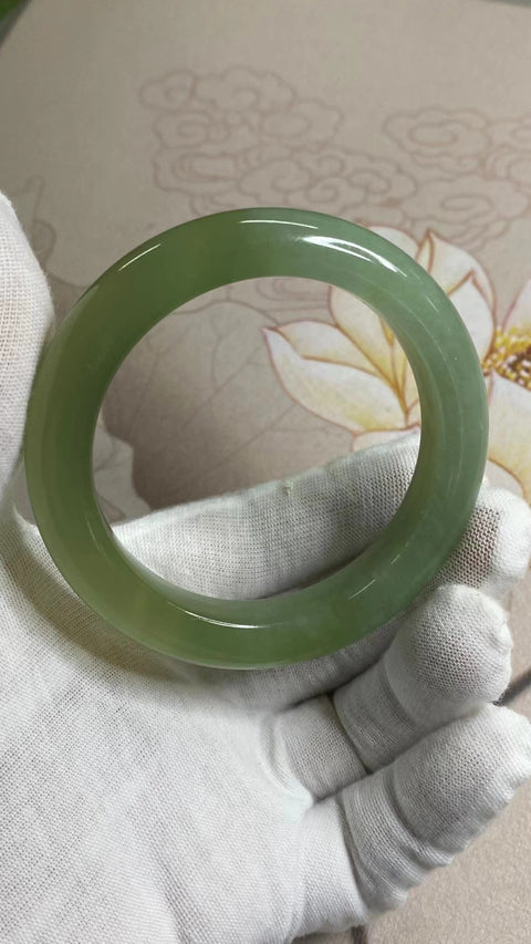 Gelang Giok Cui Alami Ukuran 55-57mm Ukuran 56.1mm Lebar Sisi 11.8mm Giok terjadi secara alami Pola acak Termasuk pajak pengiriman.