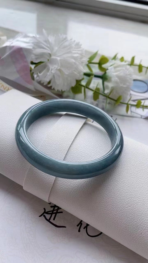 Gelang barang dari batu giok alami Bahan batu giok tua bersih, halus dan hangat Ukuran 61,5 mm Warna hijau pedas Batu giok secara alamiah Pola acak Termasuk ongkos kirim dan pajak