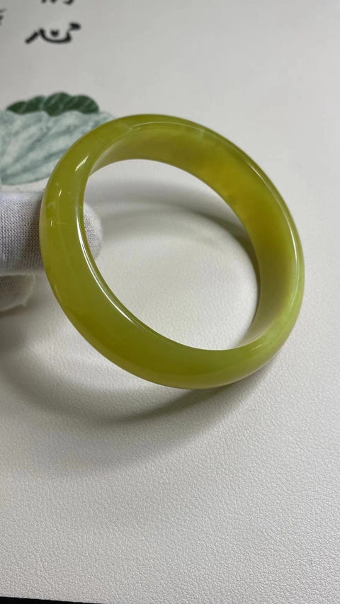 Penawaran Khusus Gelang Kuning Minyak Ayam Giok Cui Giok Alami Ukuran 59-61mm Ukuran 60.2mm Lebar Samping 16.6mm Batu giok terbentuk secara alami dan polanya acak Sudah termasuk pajak pengiriman.