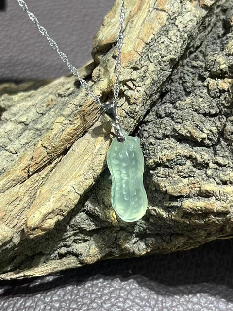 Kalung dengan kacang kecil dari perak 925 untuk menandakan kedamaian dan kesinambungan seumur hidup.
