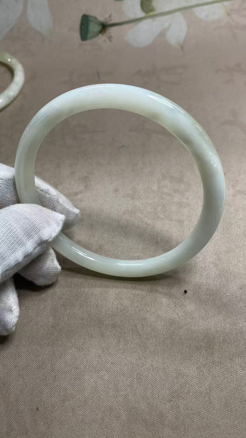 Gelang kecantikan giok Xiuyan yang indah, diameter dalam 64,5, batu alam dihasilkan secara alami, polanya acak, termasuk pengiriman dan pajak