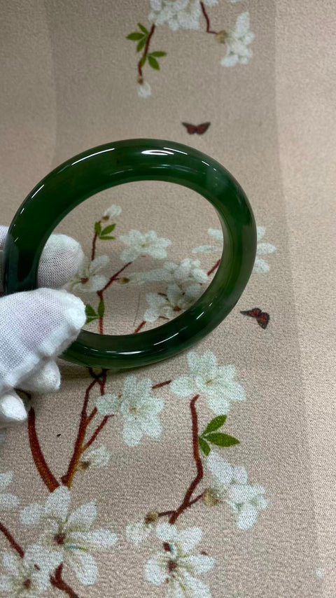 Gelang giok Xiuyan yang indah, berwarna hijau penuh dengan zamrud mengambang, diameter dalam: 60,2 mm, lebar tepi: 12 mm. Batunya terbentuk secara alami, dan polanya acak. Biaya kirim dan pajak sudah termasuk.